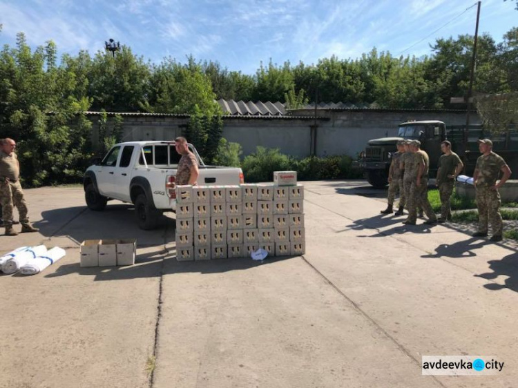 Защитников Авдеевки обеспечили молоком (ФОТО)