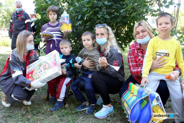 Заводчане АКХЗ навели порядок в «Искорке» и подарили воспитанникам игрушки