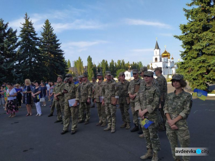 День независимости в Авдеевке: награждения, метания красок и концерт (ФОТОРЕПОРТАЖ)