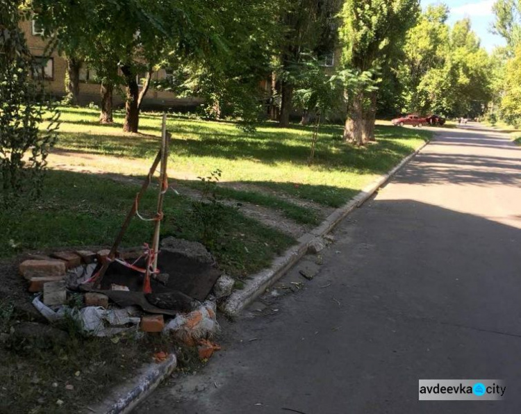 В Авдеевке оградили опасные места: фотофакты