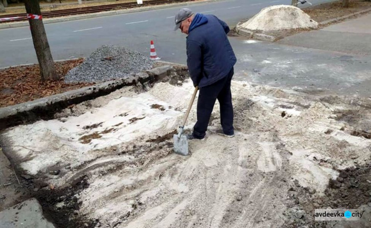 В Авдеевке коммунальщики делают город удобным для маломобильных горожан 