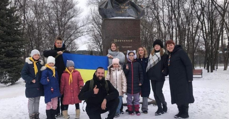 В Авдіївці діти привітали містян з Днем Соборності