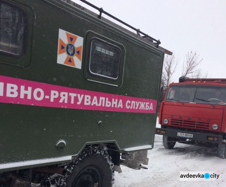 Снежные ловушки Донбасса: на помощь пришли спасатели (ФОТО)