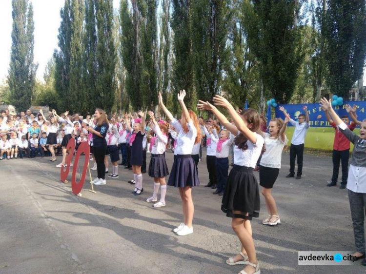 Фоторепортаж: День знаний в Авдеевке - вышиванки, юбилей, улыбки и слёзы