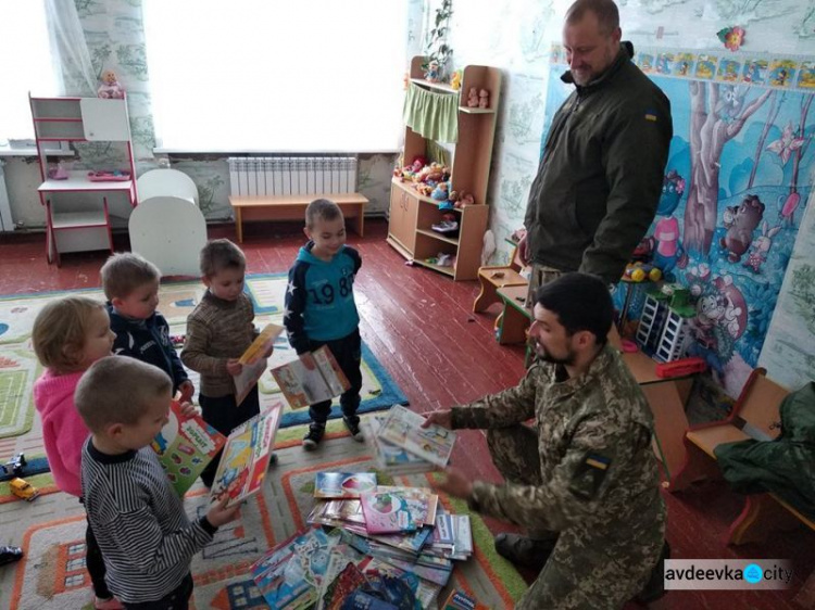 Авдеевские "симики" накануне праздников развезли подарки детям и военным (ФОТО)