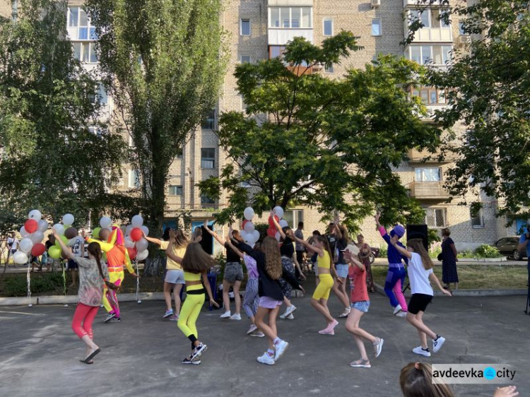 Еще одна суперпрочная площадка для детворы появилась в Авдеевке (ВИДЕО)