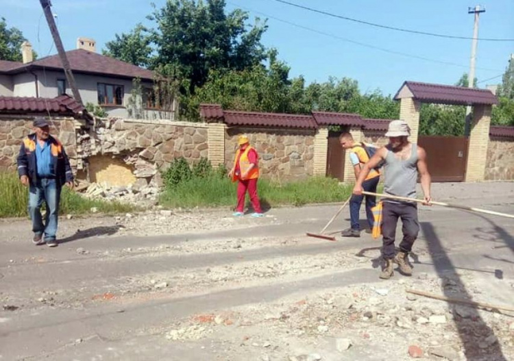 В Авдіївці комунальники між обстрілами працюють на благо громади (ФОТОФАКТ)