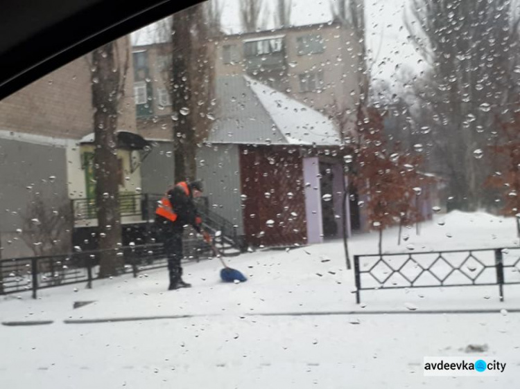 Коммунальщики Авдеевки вышли на борьбу с непогодой: фоторепортаж