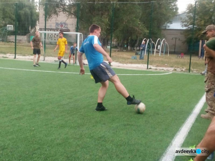 В Авдеевке сразились школьники и военные (ФОТО)