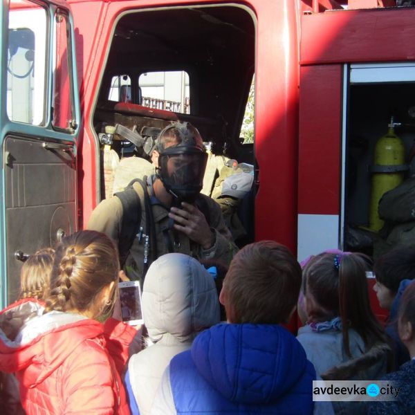 Авдеевские школьники пришли в гости к спасателям (ФОТО)