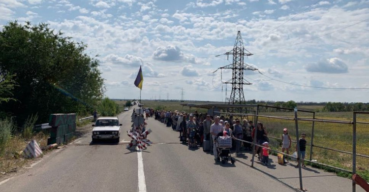 Утро у донбасских пунктов пропуска: в КПВВ «Марьинка» очередь была в одну сторону