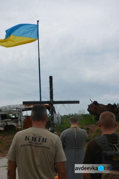 Полковник, полк и священнослужители навестили мемориал в авдеевской промзоне (ФОТО)