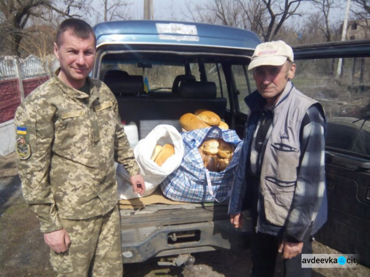 Офицеры группы Cimic Avdeevka развозили продукты, радовали детей и помогали с водными работами