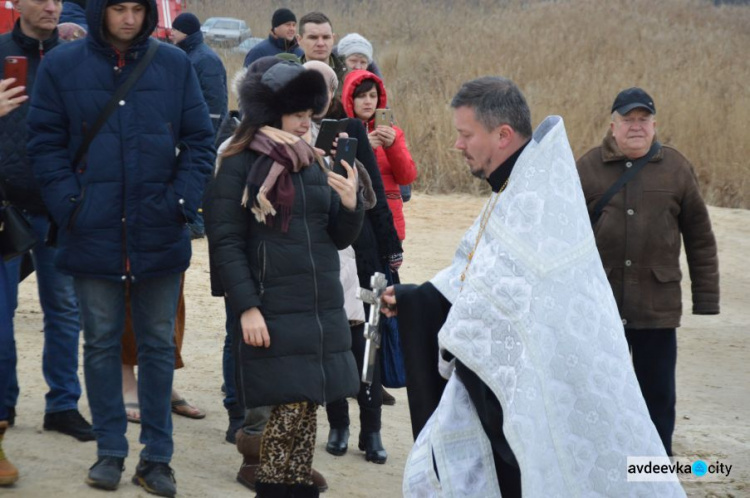 Сотни авдеевцев пришли окунуться в священную воду (ФОТОФАКТ)