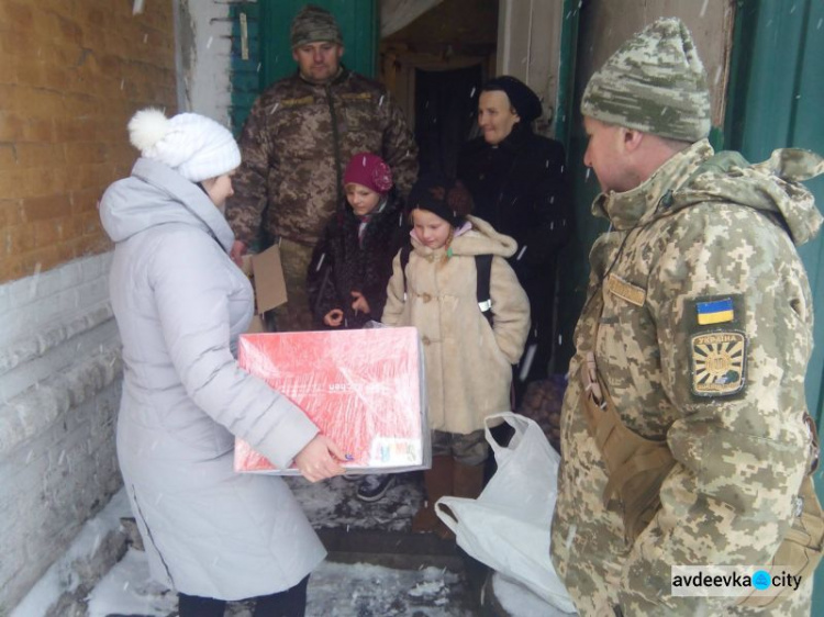 «Симики» привезли помощь гражданским, живущим рядом с авдеевской «промкой»