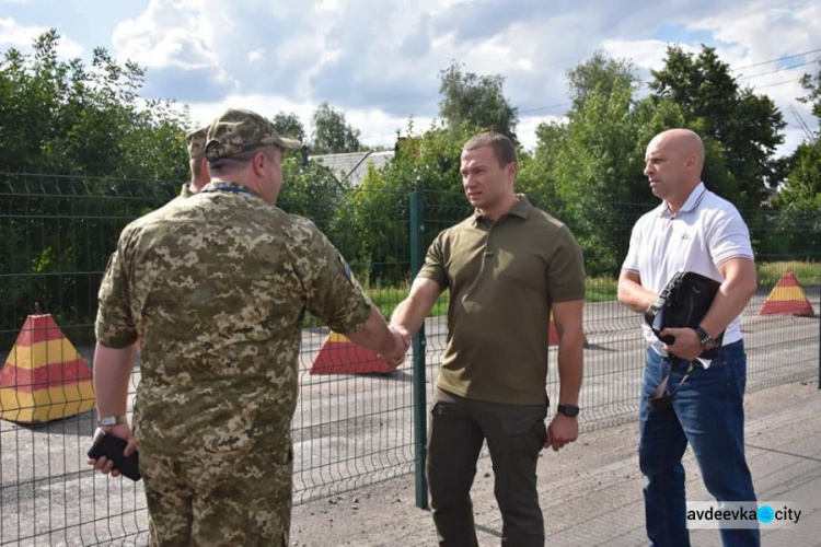 Новый глава Донецкой ОГА прибыл на КПВВ у линии разграничения (ФОТО)