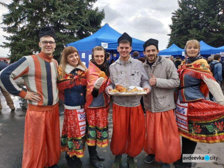 Масленичный разгуляй: Авдеевка весело встречала весну (ФОТОРЕПОРТАЖ)