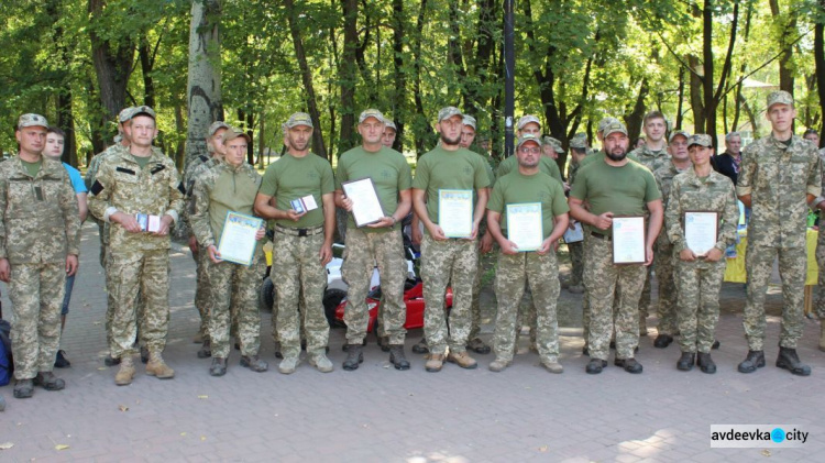 День независимости Украины отметили в Авдеевке молитвой, медалями, песнями и возложением цветов (ФОТО)