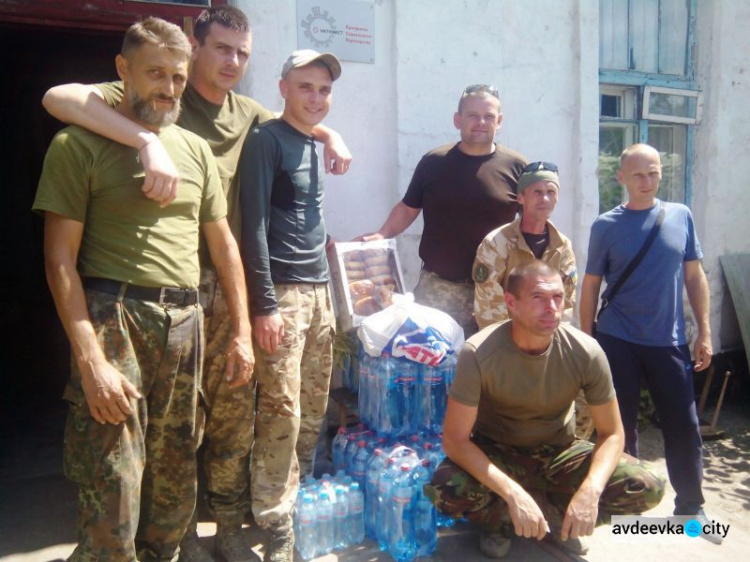 Бочка, пирожки, сало и огурцы добрались до защитников Авдеевки (ФОТО)