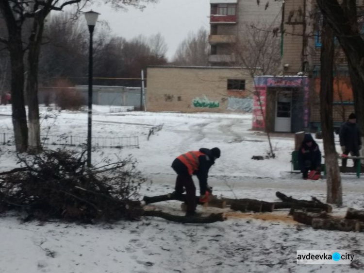 Авдеевские коммунальщики оперативно борются с последствиями непогоды (ФОТО)