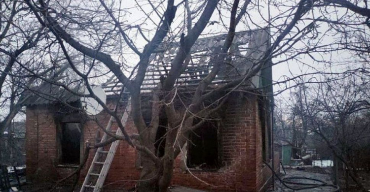 В Авдіївці поліція розслідує пожежу, в який загинули літній чоловік та його донька