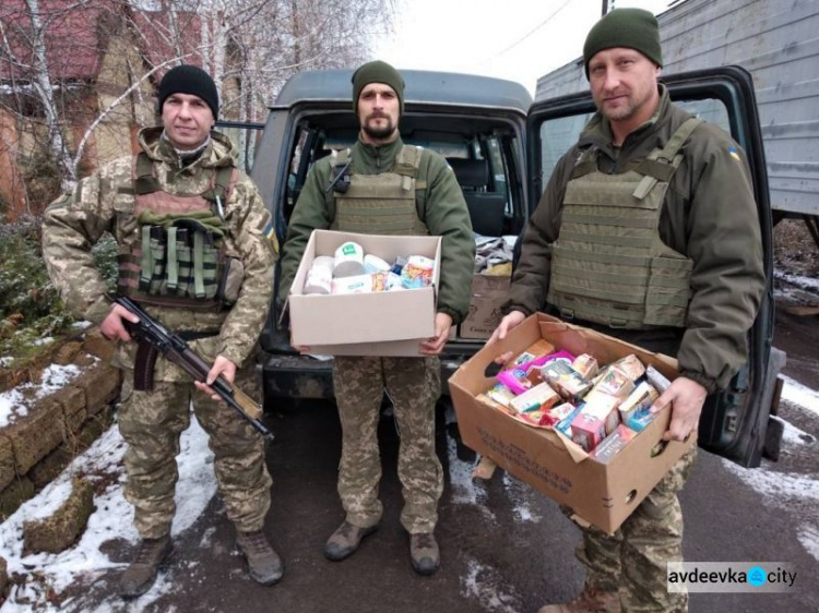 Авдеевские «симики» получают и раздают подарки (ФОТО)