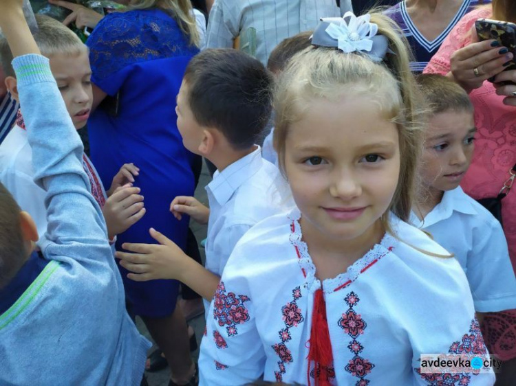 Первый звонок в авдеевских школах: торжественные линейки, шары и награждения (ФОТО)