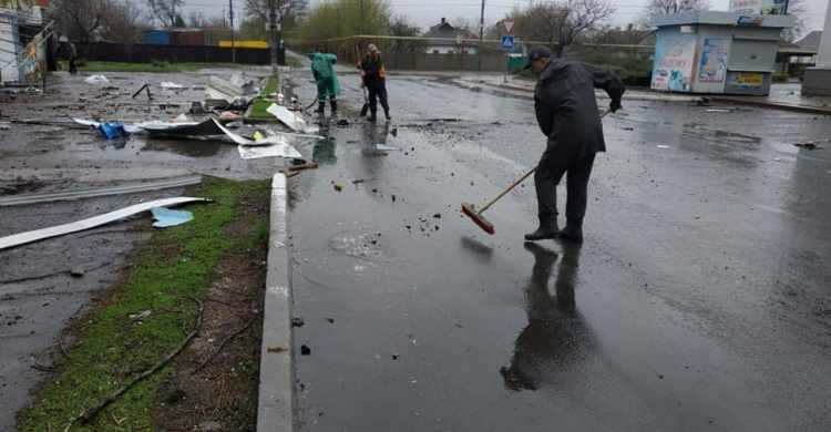 Комунальники Авдіївки ліквідують наслідки обстрілів міста 