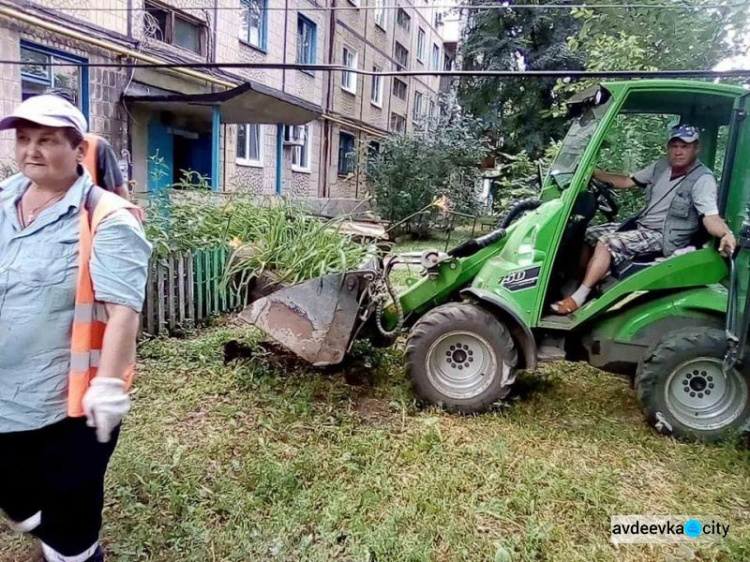 Долой токсичные покрышки: коммунальщики продолжают ликвидировать автошины на придомовых территориях