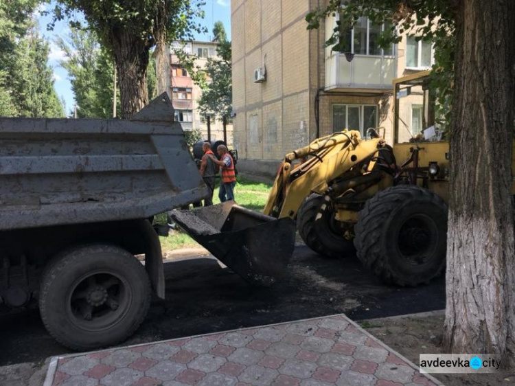 В Авдеевке идет работа на всех фронтах: фоторепортаж