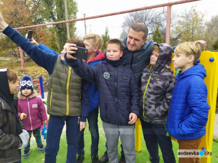 Детвору в старой части Авдеевки порадовали новым местом отдыха: фоторепортаж