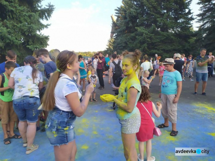 День независимости в Авдеевке: награждения, метания красок и концерт (ФОТОРЕПОРТАЖ)