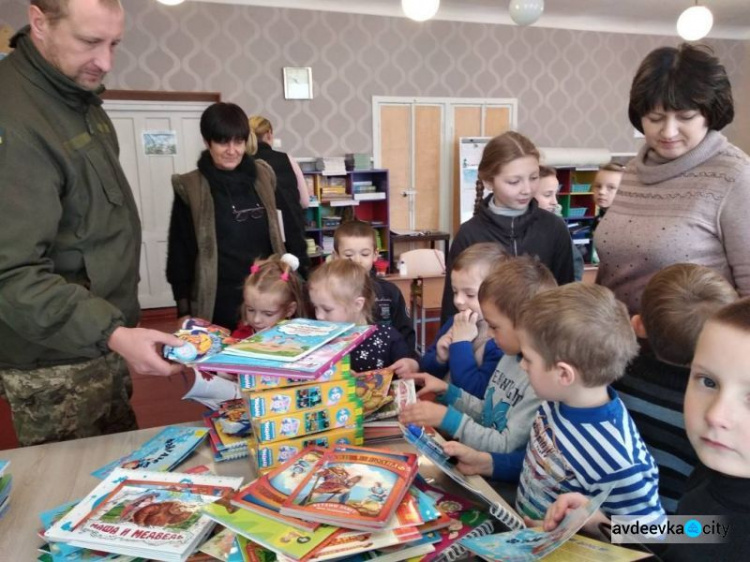 Авдеевские «симики» развозили подарки и учили безопасности (ФОТО)