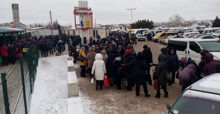 У одного из донбасских КПВВ людей избивают ногами