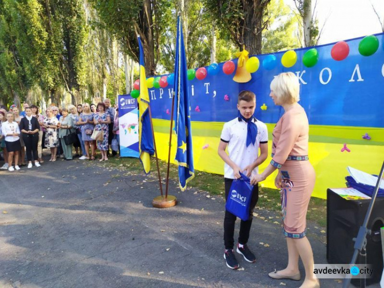 Первый звонок в авдеевских школах: торжественные линейки, шары и награждения (ФОТО)