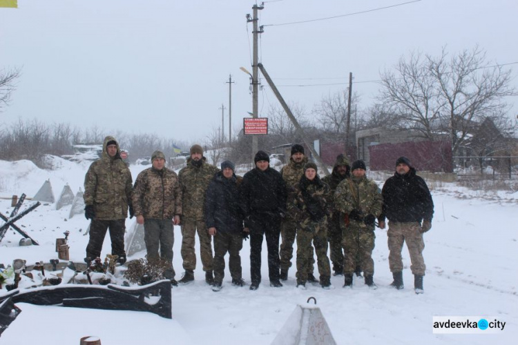 В районе авдеевской «промки» под снегопадом возложили цветы к памятнику героям