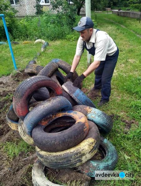 В Авдіївці триває екологічна акція по вилученню з території міста старих автомобільних шин 