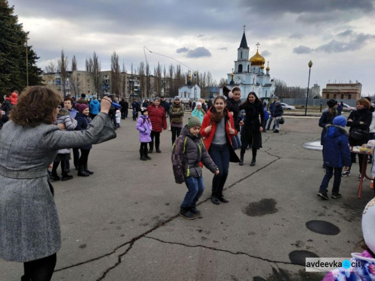 Масленичный разгуляй: Авдеевка весело встречала весну (ФОТОРЕПОРТАЖ)