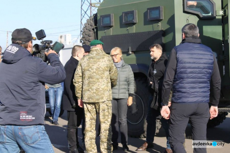 Интернет-хитрости, некорректный полицейский и нехватка санузлов: омбудсмен посетила одни из донбасских КПВВ