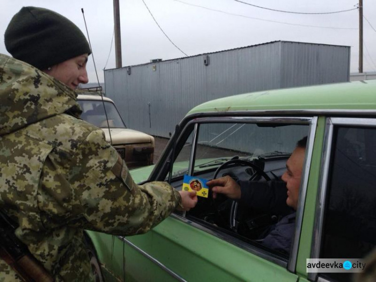 На донбасских КПВВ у линии разграничения сегодня звучат поздравления