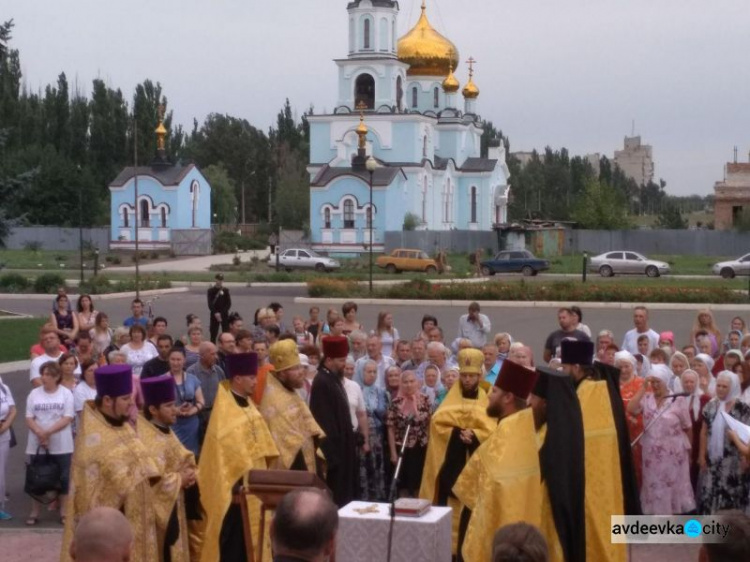 Авдеевка массово помолилась за мир: фоторепортаж