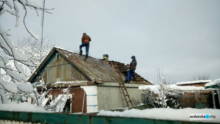 Шифер, брус и рубероид: спасатели ударно восстанавливают Авдеевку