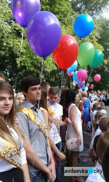 Для авдеевских школьников прозвенел последний звонок (ВИДЕО/ФОТООТЧЕТ)