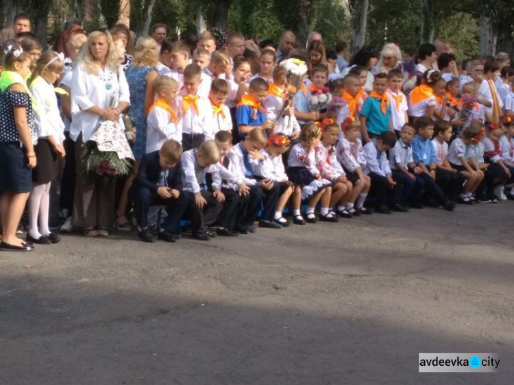 Фоторепортаж: День знаний в Авдеевке - вышиванки, юбилей, улыбки и слёзы