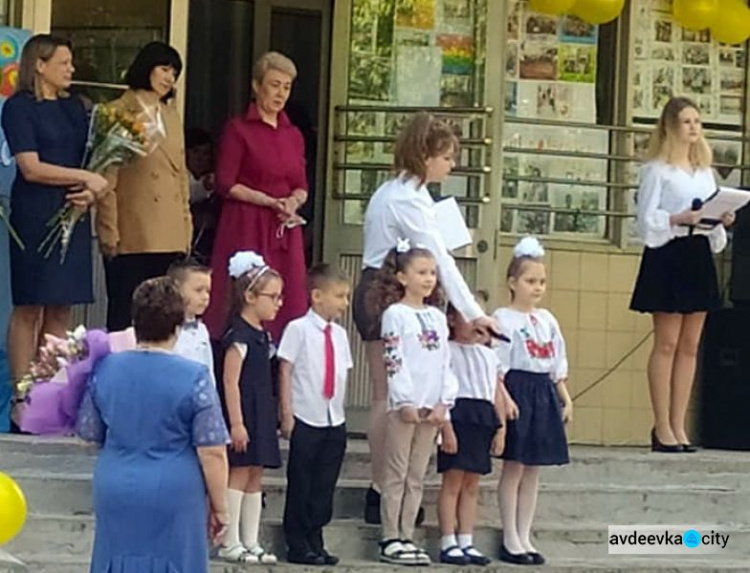 В школах Авдеевки прозвенели последние звонки (ФОТО)