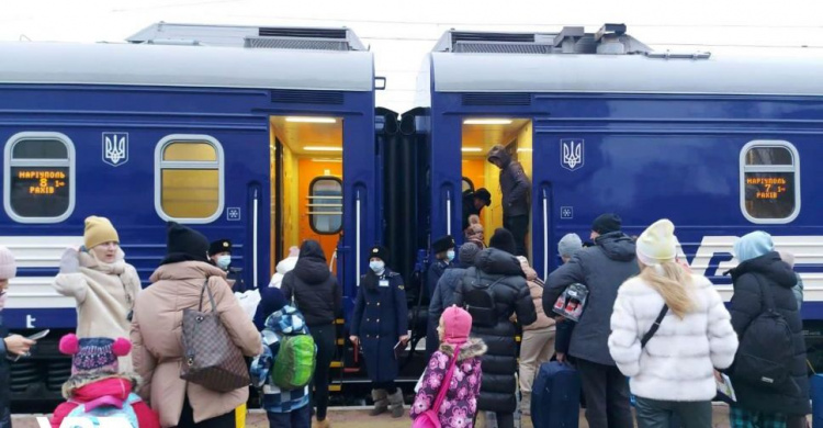 За місяць понад 90 тисяч мешканців Донеччини виїхали на поїздах у центральні та західні регіони України