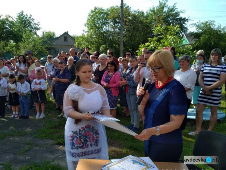 В школах Авдеевки прозвенели последние звонки (ФОТО)