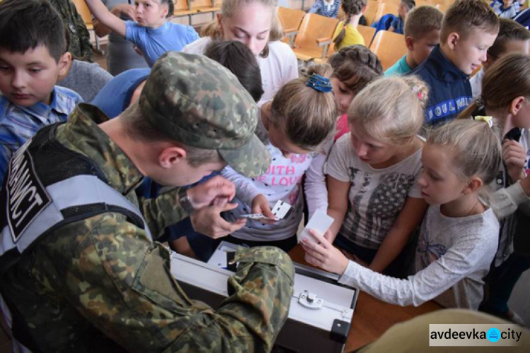 В школах Донетчины начались «факультативы с полицейским» (ФОТО)