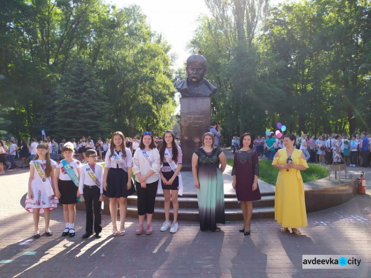 В школах Авдеевки ярко и трогательно отшумели последние звонки (ФОТОРЕПОРТАЖ)