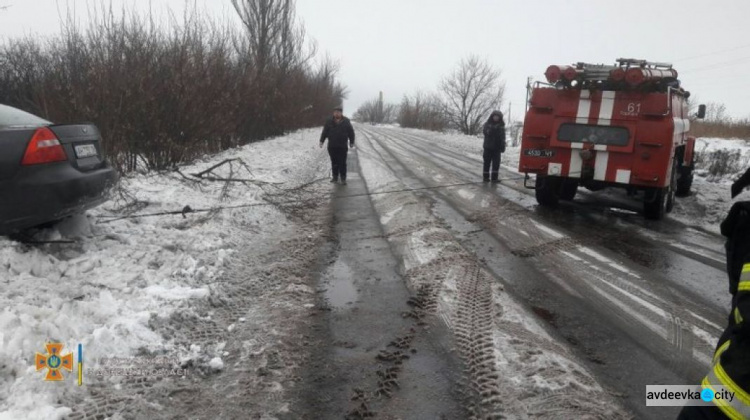 В Донецкой области спасатели достали семь автомобилей из снежных заносов (ФОТО)